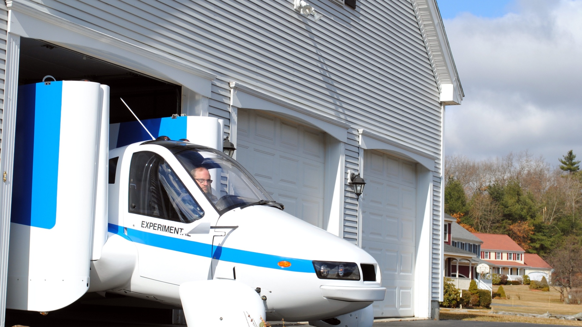 O Transition é um carro de quatro rodas que pode transitar por qualquer estrada. Em menos de um minuto, é capaz de desdobrar suas duas asas, localizadas nas portas laterais, e se transformar num pequeno avião, que voa a uma altura de até 427 metros. O veículo, da Terrafugia, custará US$ 279 mil (cerca de R$ 509 mil) e a previsão é de começar a ser entregue no final deste ano - Divulgação Terrafugia/Efe
