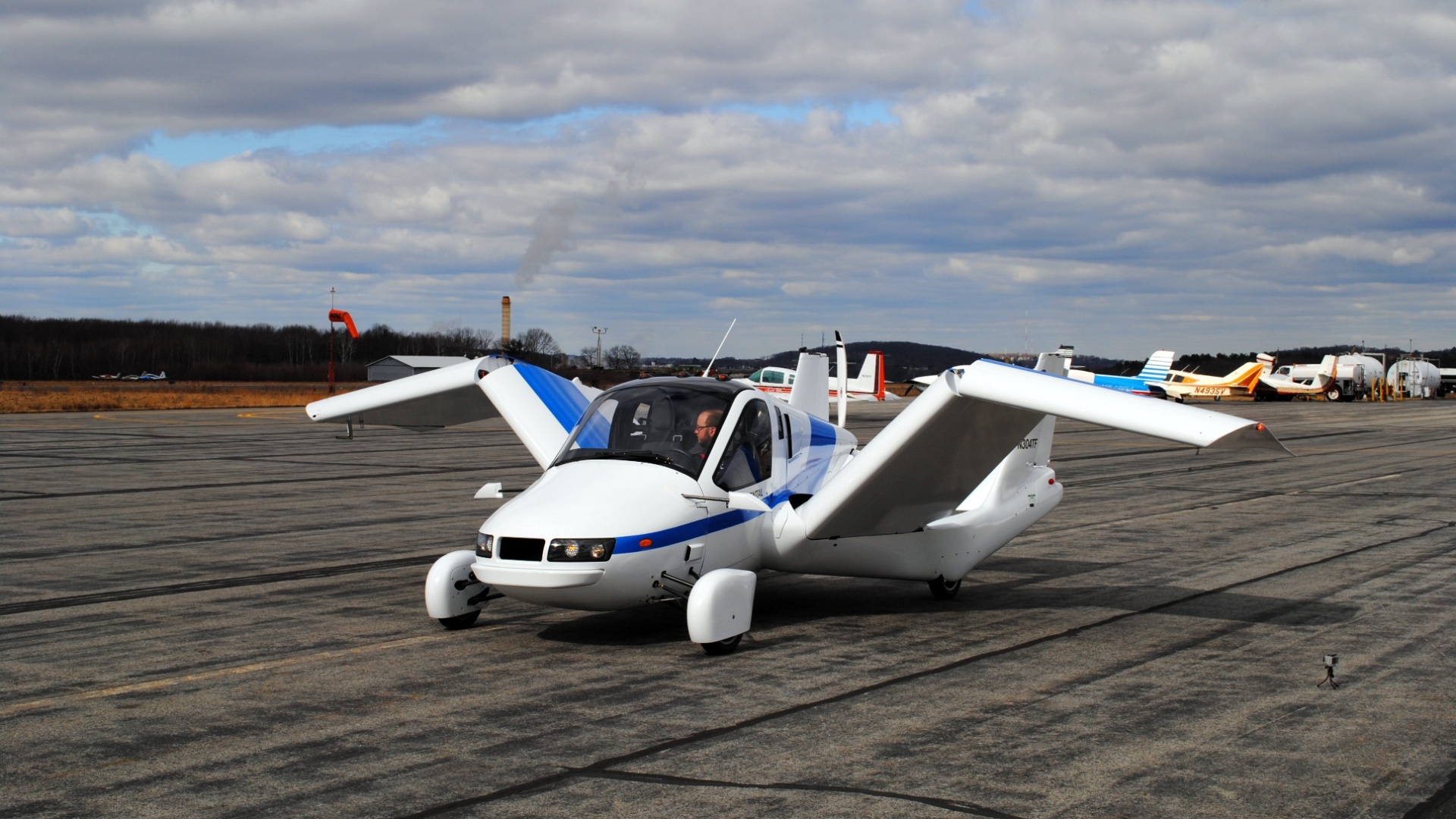 O Transition é um carro que pode transitar por qualquer estrada e, em menos de um minuto, é capaz de desdobrar suas duas asas, localizadas nas portas laterais, e se transformar num pequeno avião, que voa a uma altura de até 427 metros. O veículo, da Terrafugia, custará US$ 279 mil (cerca de R$ 509 mil) e a previsão é de começar a ser entregue no final deste ano - Divulgação Terrafugia/Efe