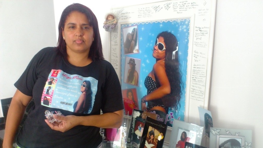 Adriana Silveira, em 2012, diante da foto da filha, uma das vítimas da chacina de 12 pessoas em uma escola em Realengo, no Rio - Hanrrikson de Andrade/UOL