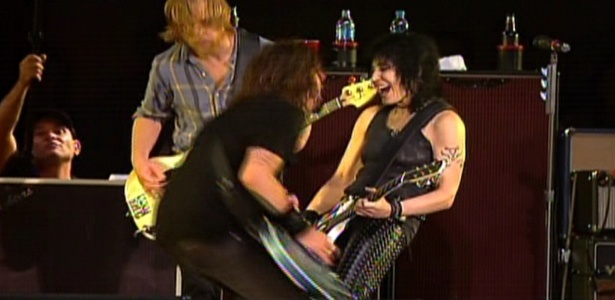 Ao fim do show do Foo Fighters no Lollapalooza Brasil 2012, Dave Grohl chamou Joan Jett ao palco para tocar "Bad Reputation" e "I Love Rock"n"Roll" (7/4/12) - Reprodução