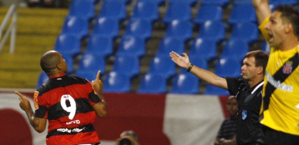 Atacante Deivid comemora gol durante o clássico entre Flamengo e Vasco, no Engenhão - Marcelo de Jesus/UOL