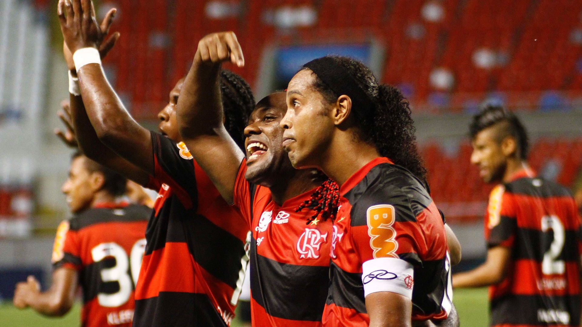 Atacante Vágner Love aponta para o companheiro Ronaldinho Gaúcho, autor do gol que deu a vitória ao Flamengo no clássico com o Vasco