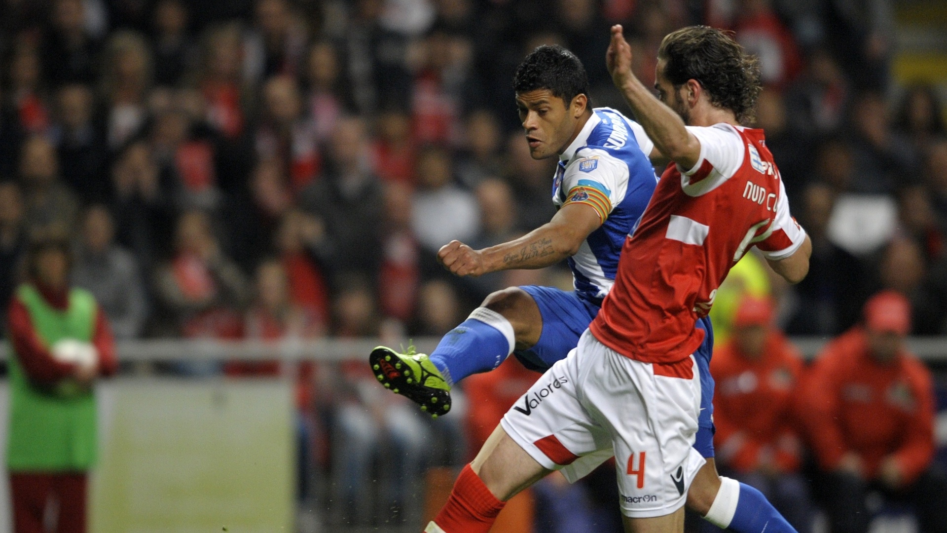 Brasileiro Hulk chuta para marcar o gol do Porto sobre o Braga neste sábado pelo Campeonato Português