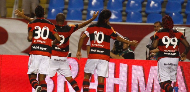 Deivid sai para comemorar com os companheiros o primeiro gol do Fla no clássico - Marcelo de Jesus/UOL