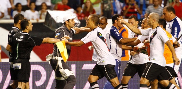 Jogadores do Vasco partem para cima do juiz após a derrota para o Flamengo por 2 a 1 - Marcelo de Jesus/UOL