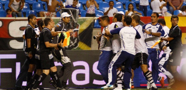Jogadores vascaínos partem para cima do juiz após a derrota para o Flamengo por 2 a 1 - Marcelo de Jesus/UOL