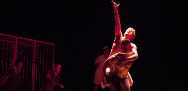 Leonardo Miggiorin interpreta na um jovem perturbado que trabalha em um estábulo na peça "Equus" (4/12)