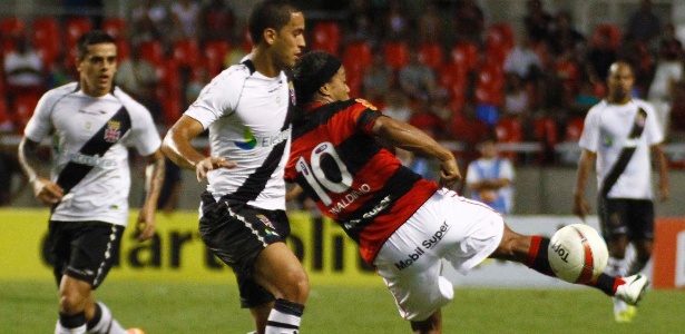 Ronaldinho Gaúcho tenta passe de calcanhar durante o clássico entre Flamengo e Vasco - Marcelo de Jesus/UOL