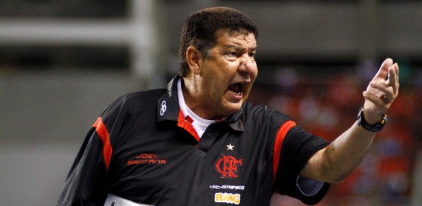 Nervoso, Joel Santana orienta os jogadores do Flamengo durante a vitória sobre o Vasco - Marcelo de Jesus/UOL