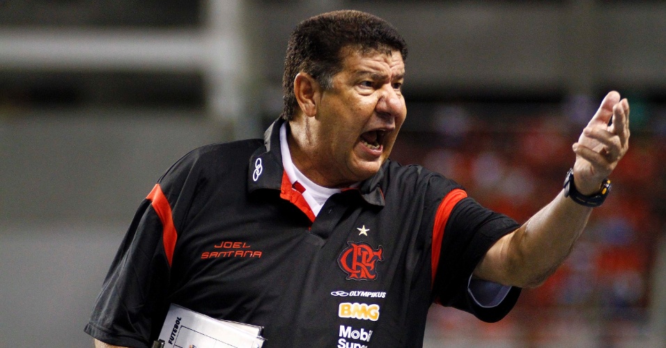 O técnico Joel Santana, do Flamengo, dá bronca em seus jogadores durante o clássico com o Vasco, pelo Campeonato Carioca