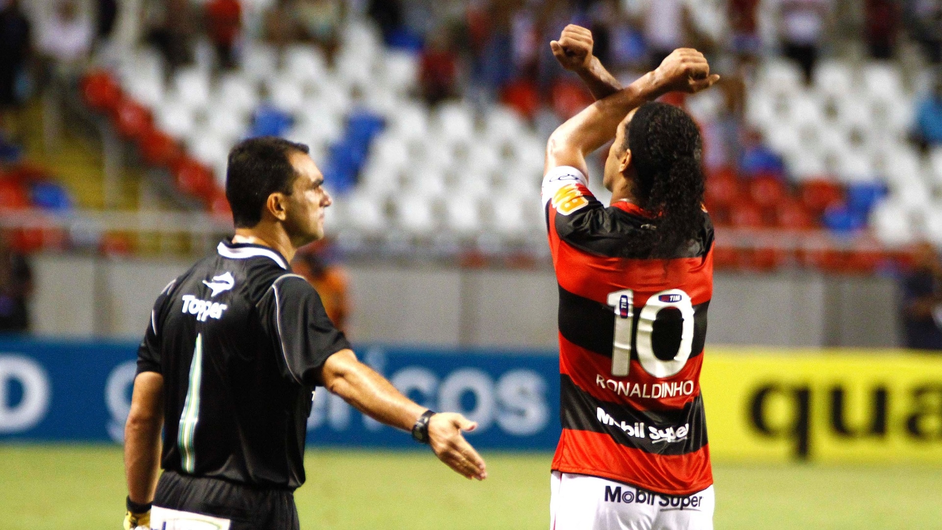 Ronaldinho Gaúcho comemora seu gol na vitória do Flamengo sobre o Vasco, em clássico disputado no estádio do Engenhão
