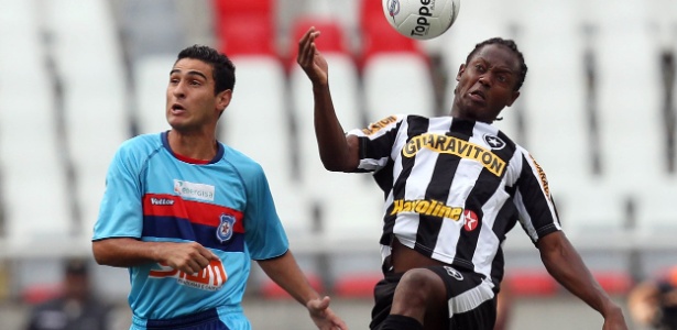 Andrézinho disputa bola pelo Botafogo, na partida contra o Friburguense, no Engenhão - Fernando Soutello/AGIF 