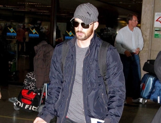 Barbudo, ator Chris Evans desembarca em São Paulo para divulgar o filme "Os Vingadores", que estreia 27 de abril. Ele interpreta o Capitão América (8/4/12)