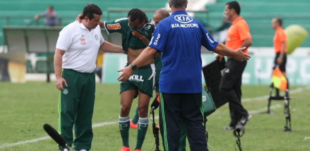 Meia Wesley deixa o gramado após sentir dores no joelho direito - Sergio Carvalho/Folhapress
