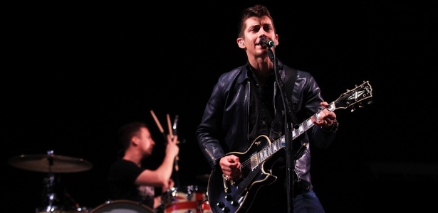 Principal atração do segundo dia do Lollapalooza, Arctic Monkeys abre show com "Don"t Sit Down Cause I"ve Moved Your Chair" - Shin Shikuma/UOL