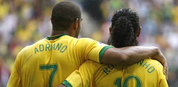 Adriano e Ronaldinho na Copa-2006: amizade pode ajudar em permanência no clube - Antônio Gaudério/Folhapress