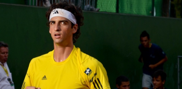 Tenista brasileiro Thomaz Bellucci mostra concentração em partida contra Giraldo - Marcelo Ruschel/POA Press