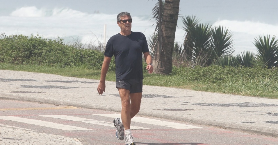 Após se recuperar de um câncer no esôfago, diretor Marcos Paulo caminha na orla da Barra da Tijuca (9/4/12)