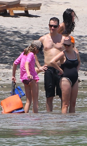 De férias na Costa Rica com a família, Reese Witherspoon exibe "barriguinha" de três meses e deixa à mostra celulites (4/4/12)