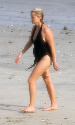 De férias na Costa Rica, Reese Witherspoon,36, exibe barriga de grávida e deixa à mostra celulites (4/4/12)