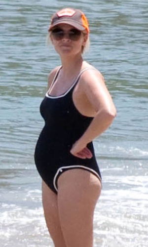De férias na Costa Rica, Reese Witherspoon,36, exibe barriga de três de gravidez (4/4/12)