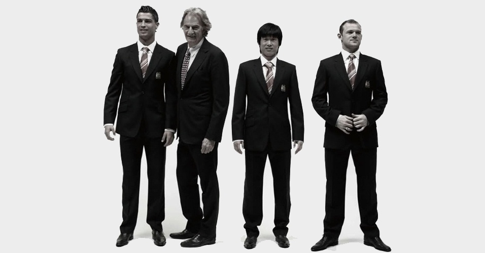 Em 2009, Paul Smith posa ao lado de jogadores do Manchester United - Divulgação