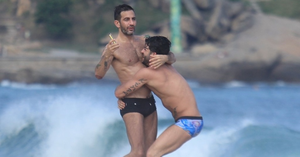 Harry Louis (dir) abraça Marc Jacobs (esq) na praia de Ipanema, zona sul do Rio (9/4/2012)