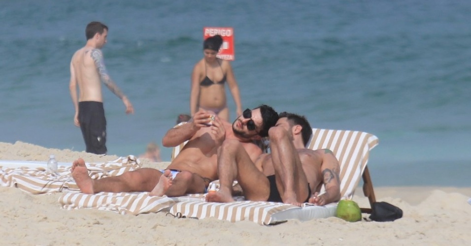 Harry Louis (esq) e Marc Jacobs (dir) curtem praia em Ipanema, zona sul do Rio (9/4/2012)