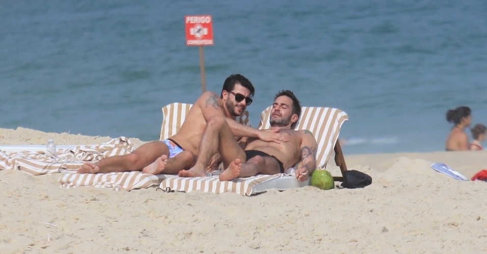 Harry Louis (esq) e Marc Jacobs (dir) curtem praia em Ipanema, zona sul do Rio (9/4/2012)