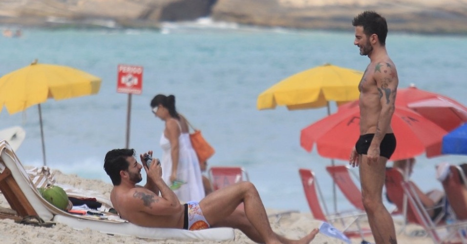 Harry Louis fotografa o namorado, Marc Jacobs, na praia de Ipanema, zona sul do Rio (9/4/2012)