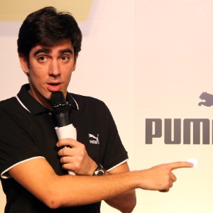 Humorista Marcelo Adnet participa de lançamento de uniforme do Botafogo, seu time do coração, e faz pequeno stand-up (09/04/2012)