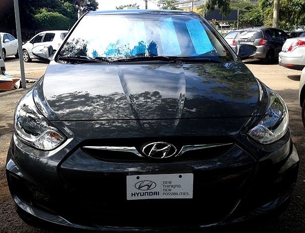 Hyundai Accent é fotografado em Brasília; sedã compacto tinha apenas uma placa publicitária - Vinícius Ferreira/UOL