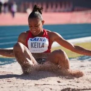 Keila Costa disputa prova do salto triplo no GP São Paulo de atletismo (22/05/2011) - undefined