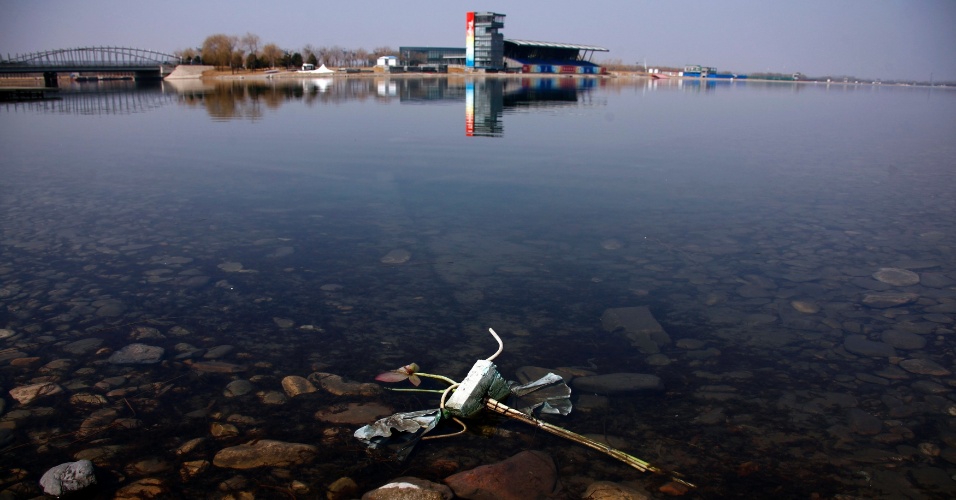 Lixo invade a marina que abrigou as provas de remo e canoagem dos Jogos de Pequim