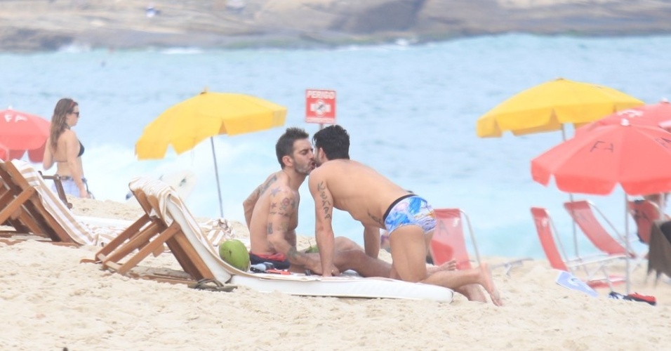 Marc e Harry trocam beijos na praia de Ipanema, zona sul do Rio (9/4/2012). Marc é estilista da grife francesa Louis Vuitton e Harry é ator pornô 