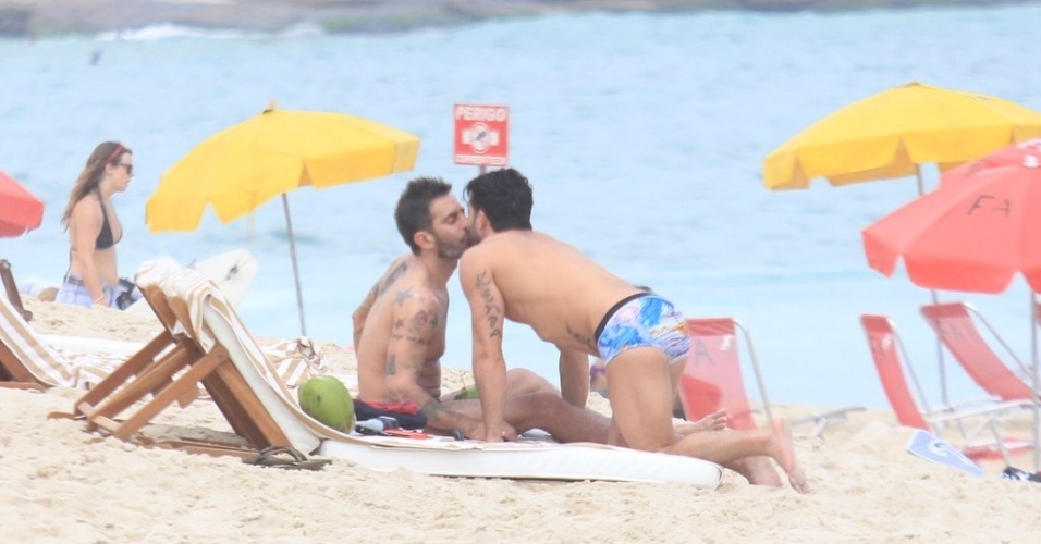 Marc e Harry trocam beijos na praia de Ipanema, zona sul do Rio (9/4/2012). Marc é estilista da grife francesa Louis Vuitton e Harry é ator pornô