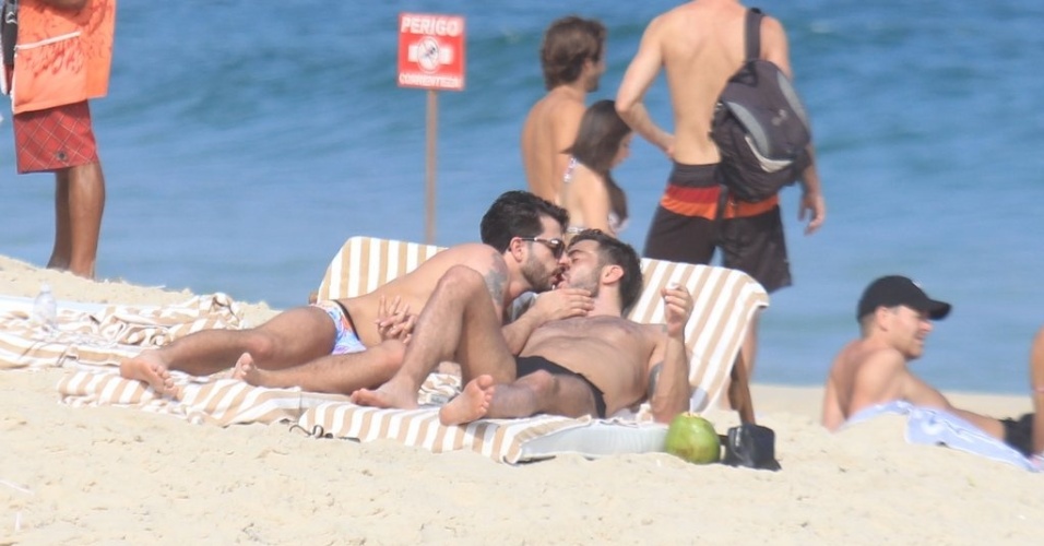 Marc e Harry trocam beijos na praia de Ipanema, zona sul do Rio (9/4/2012). Marc é estilista da grife francesa Louis Vuitton e Harry é ator pornô