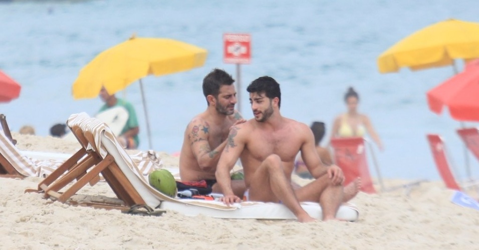 Marc Jacobs e Harry Louis curtem praia em Ipanema, zona sul do Rio (9/4/2012). Harry não é o primeiro namorado brasileiro do estilista. Marc já namorou o empresário Lorenzo Martone 