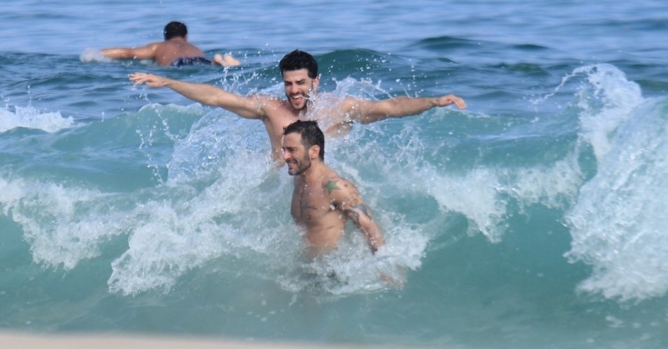 Marc Jacobs e o namorado, o ator pornô Harry Louis, curtem o mar da praia de Ipanema, zona sul do Rio (9/4/2012)