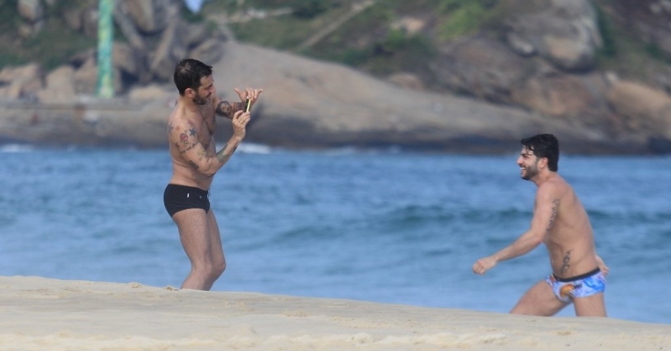 Marc Jacobs fotografa o namorado, Harry Louis, na praia de Ipanema, zona sul do Rio (9/4/2012)