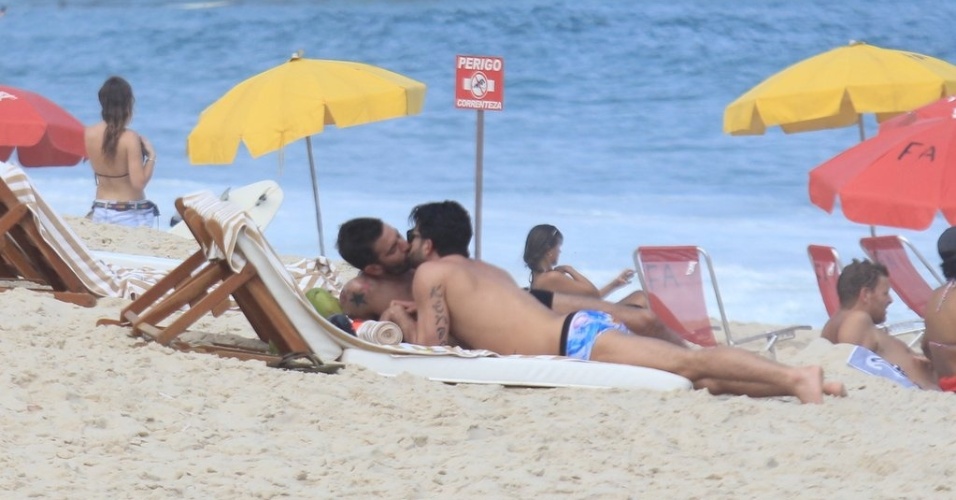 Marc Jacobs troca beijos com o namorado, Harry Louis, na praia de Ipanema, zona sul do Rio (9/4/2012)