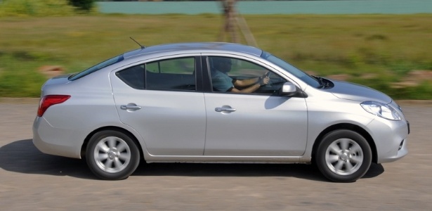  Nissan Versa complace con belleza interior y buen comportamiento - 04/09/2012 - UOL Carros