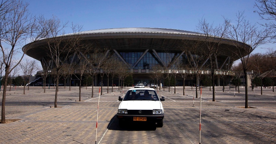 O amplo velódromo criado para os Jogos de Pequim hoje também fica praticamente inutilizado