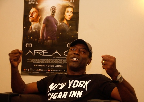 O ator Isaiah Washington é fotografado durante entrevistas sobre o lançamento do filme "Área Q" (9/4/2012) - Amauri Nehn/AgNews