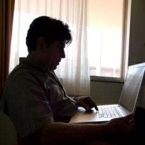 Trabalho duro. TECMUNDO COM BR Homem enche  Drive com 1,8 petabytes  de pornografia como teste - iFunny Brazil