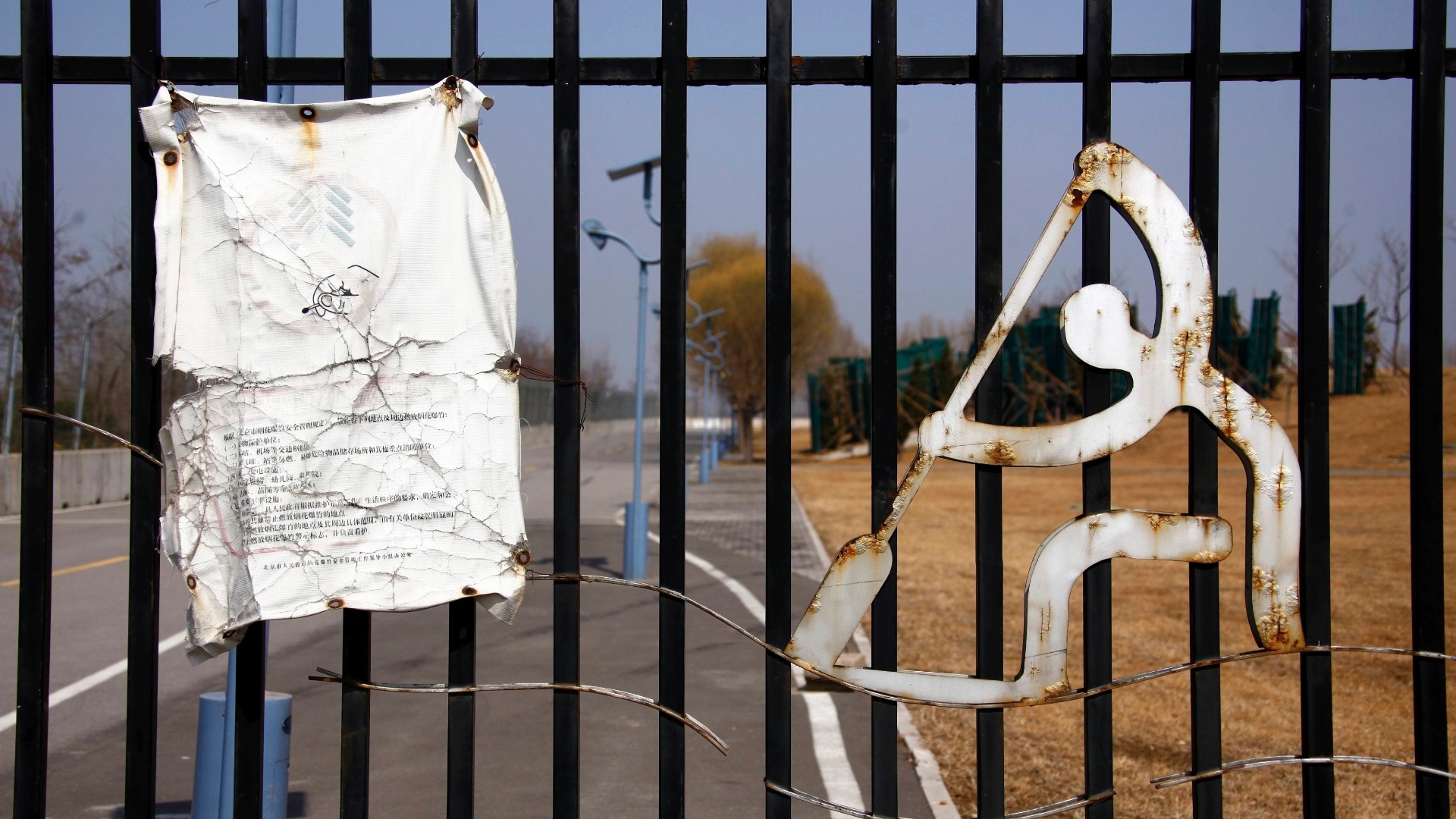 Portão mantém fechada a entrada para a estrutura de remo e canoagem dos Jogos de Pequim-2008