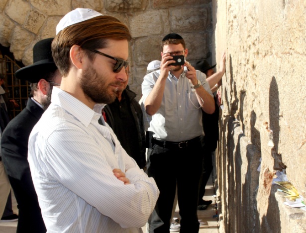 Tobey Maguire visita o Muro das Lamentações em Israel (2/4/12)