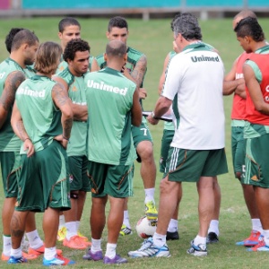 Técnico Abel Braga conversa com jogadores do Fluminense durante o treino nas Laranjeiras - Dhavid Normando/Photocamera