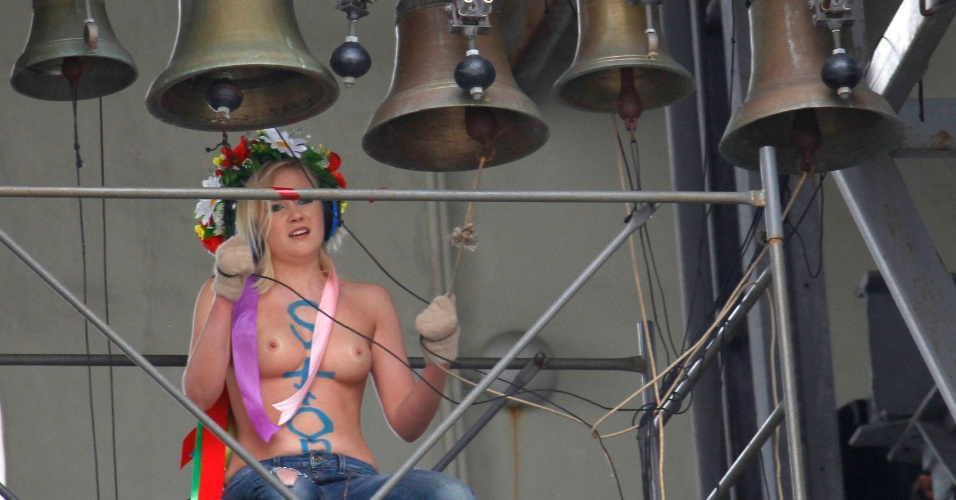 Ativista do grupo FEMEN toca os sinos da Catedral St. Sofia,  durante protesto em Kiev