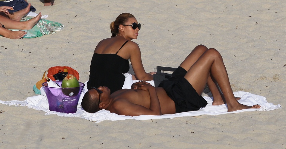 Beyoncé e Jay-Z são clicados relaxando em uma praia do Caribe. O casal está passando uma segunda lua de mel após 4 anos de casamento e o nascimento, há 3 meses, de Blue Ivy, primeira filha do casal (10/4/12) 